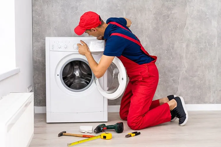 Servis Randevu - Profesyonel Çamaşır Makinesi Tamircisi Çamaşır makinesi tamircisi arızayı yerinde tespit ediyor